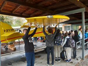 Učenci OŠ Zbora odposlancev ob letalu, pod krilom